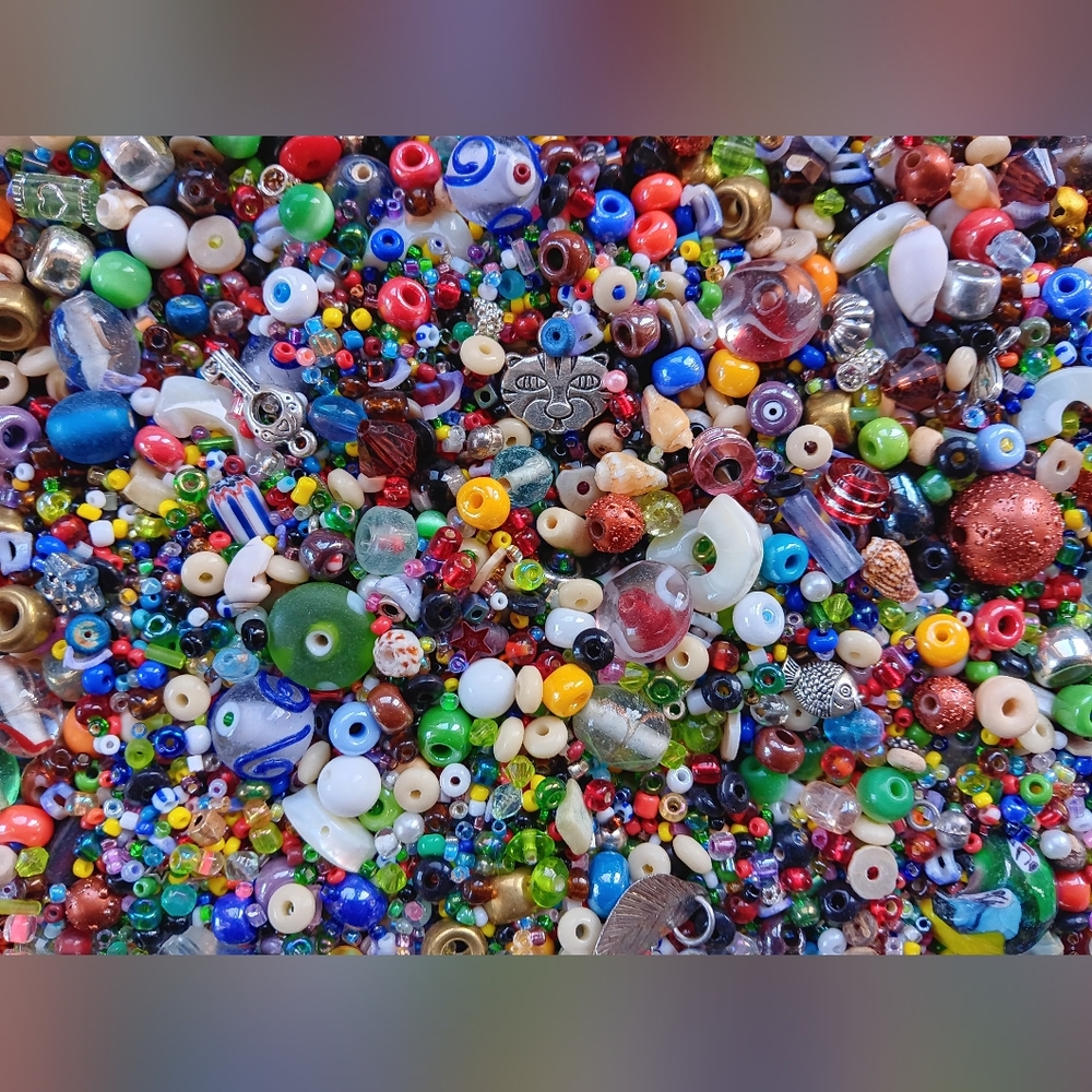 1 POUND Mixed Beads & Charms Random Assortment Craft Soup Confetti DIY Jewelry - Picture 2 of 8